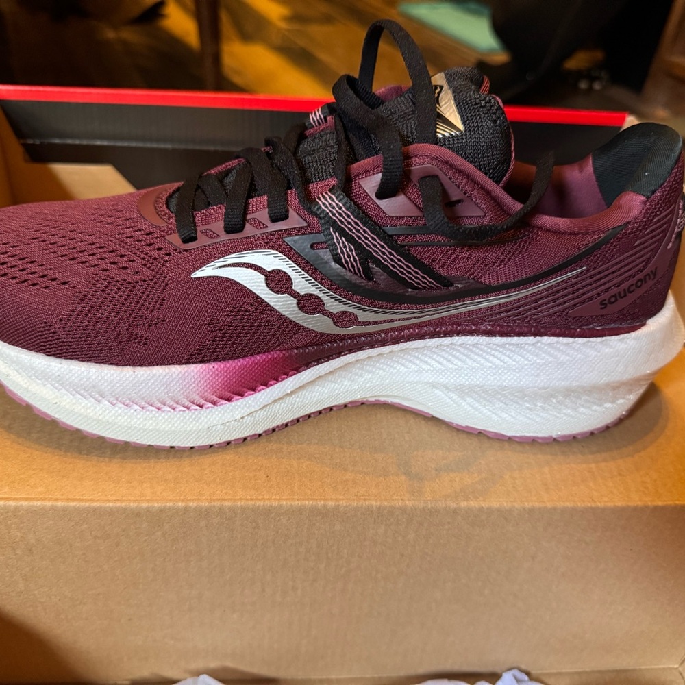 Saucony Maroon Triumph 20 Womens 8.5